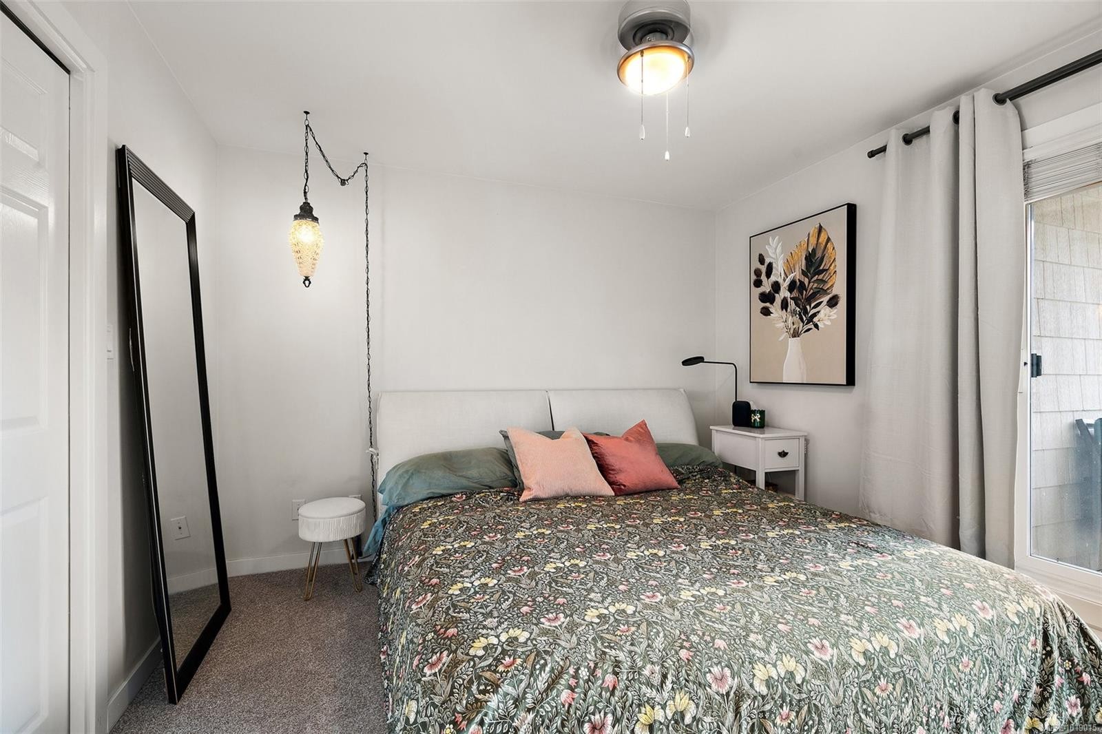 311-3010 Washington Ave, Victoria, BC - Indoor Photo Showing Bedroom