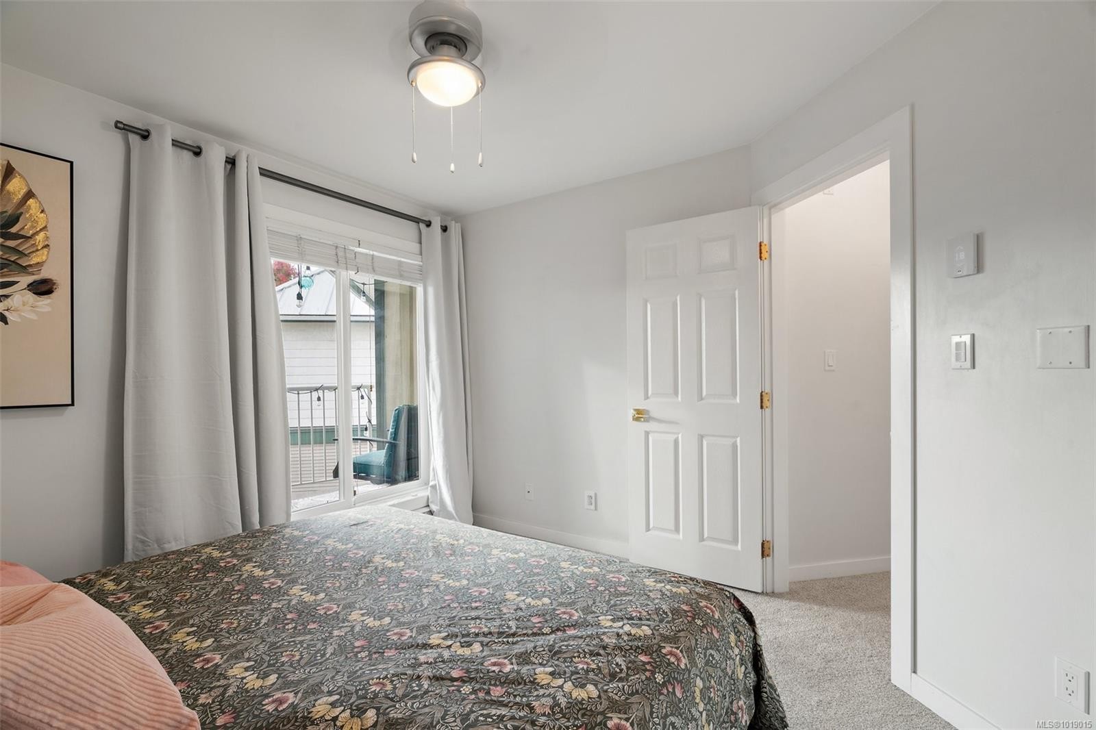 311-3010 Washington Ave, Victoria, BC - Indoor Photo Showing Bedroom