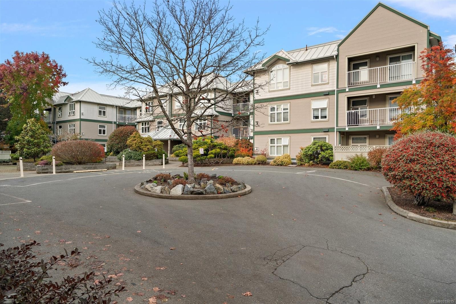 311-3010 Washington Ave, Victoria, BC - Outdoor With Balcony With Facade