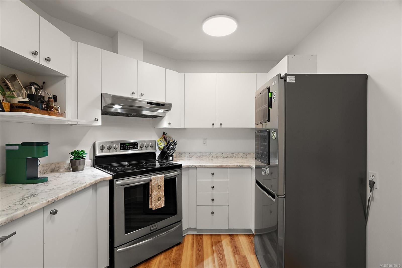 311-3010 Washington Ave, Victoria, BC - Indoor Photo Showing Kitchen