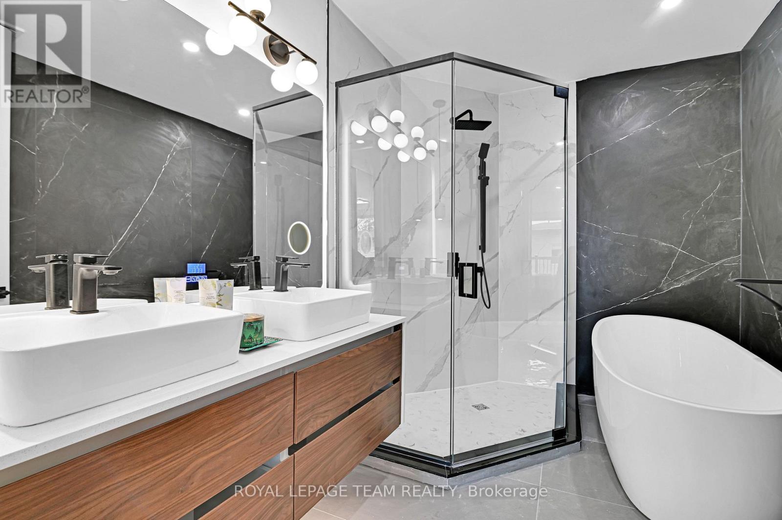 5-pc ensuite - 826 Alpine Avenue, Ottawa, ON - Indoor Photo Showing Bathroom