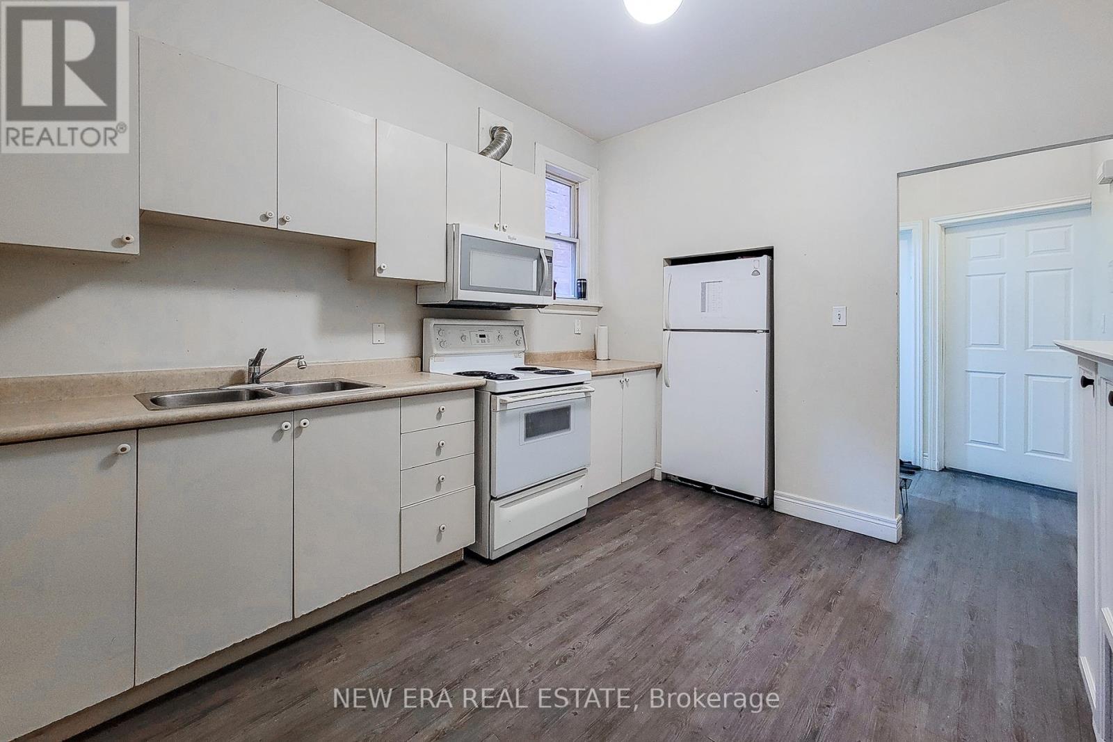 125 Sanford Avenue N, Hamilton, ON - Indoor Photo Showing Kitchen With Double Sink