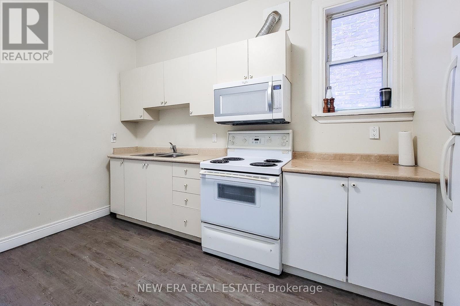 125 Sanford Avenue N, Hamilton, ON - Indoor Photo Showing Kitchen With Double Sink