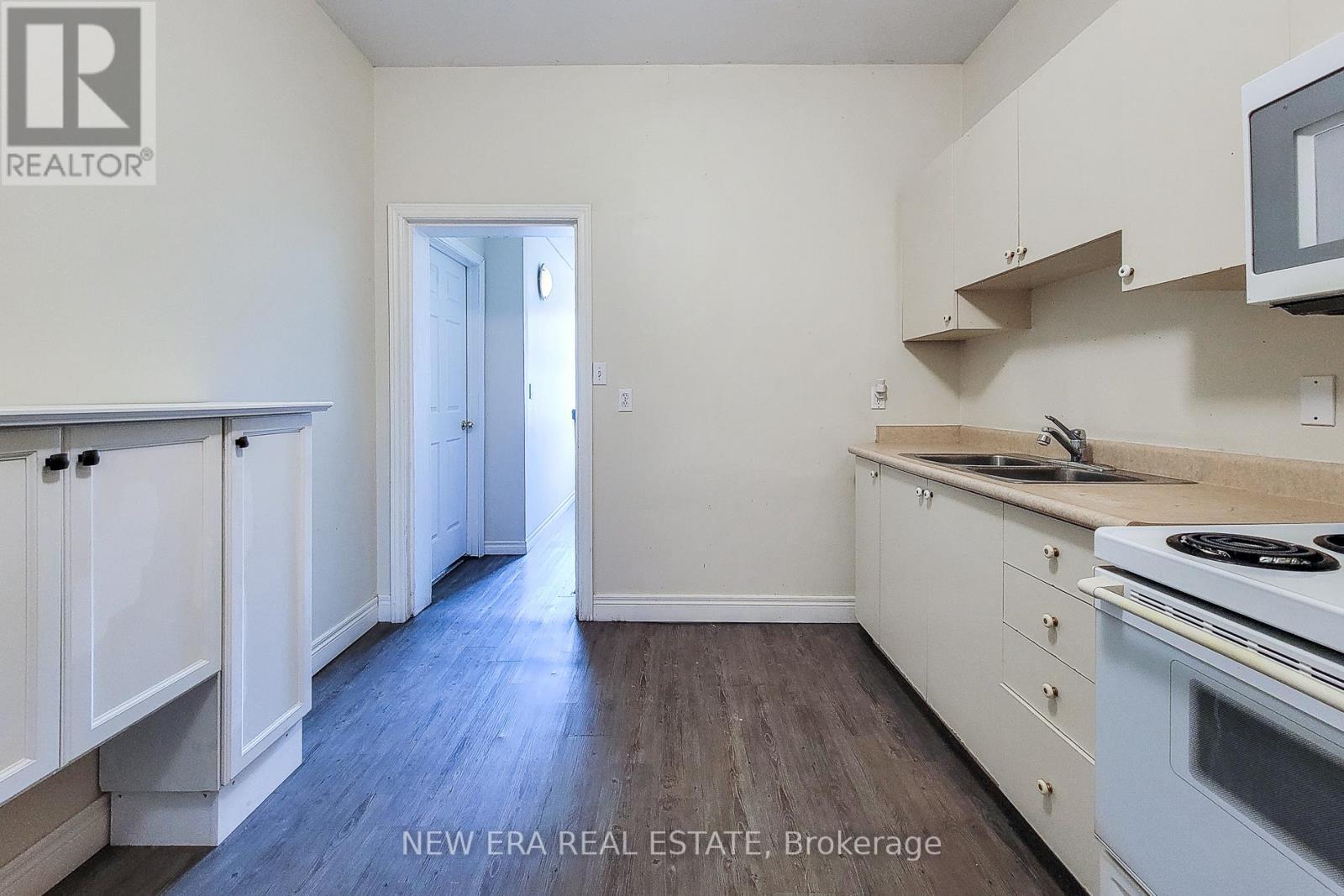 125 Sanford Avenue N, Hamilton, ON - Indoor Photo Showing Kitchen With Double Sink