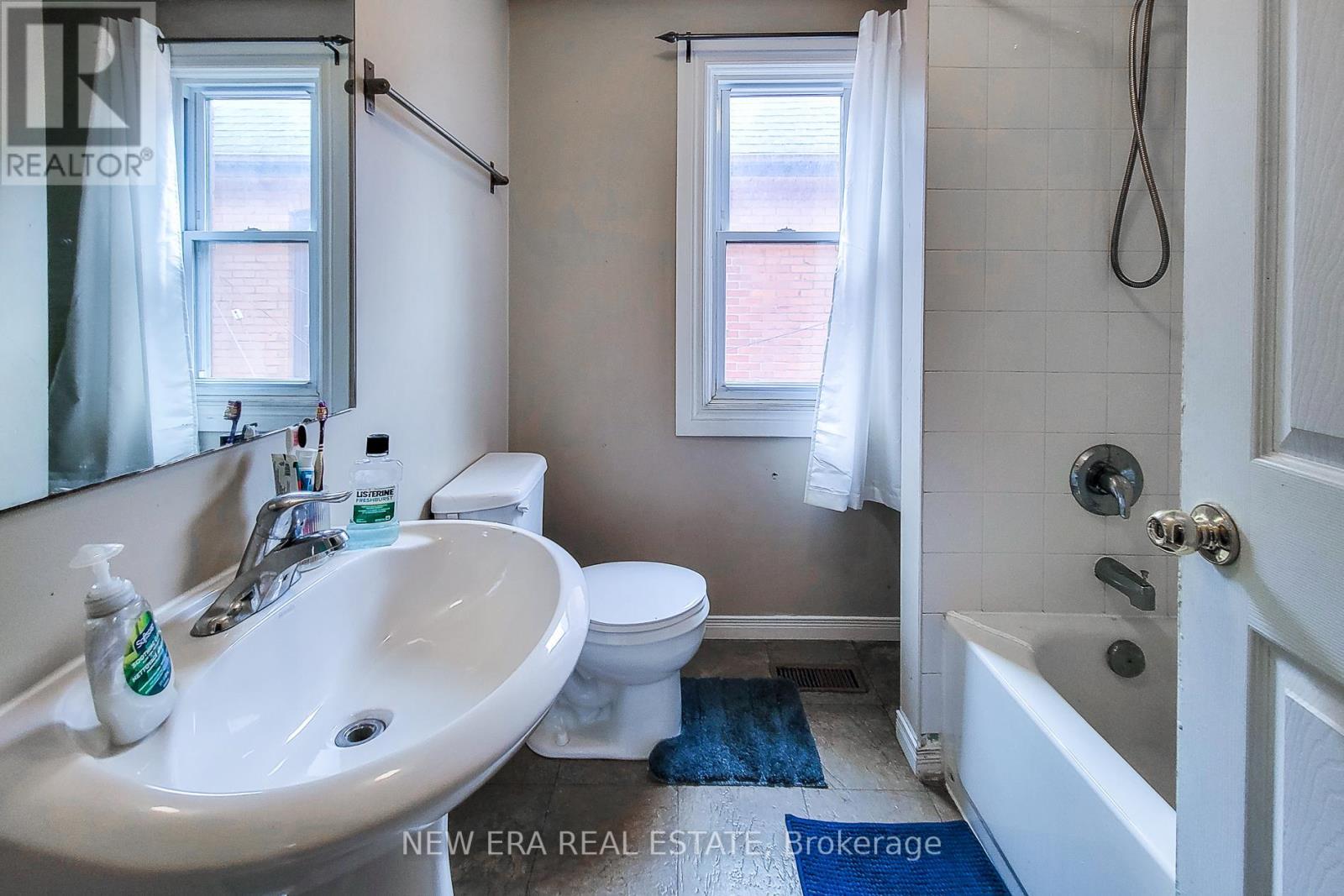 125 Sanford Avenue N, Hamilton, ON - Indoor Photo Showing Bathroom