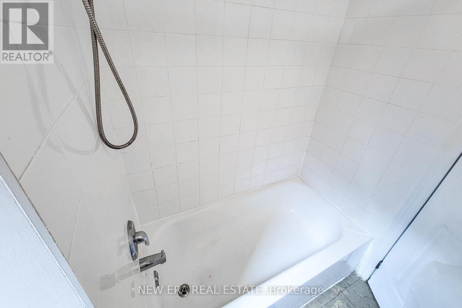 125 Sanford Avenue N, Hamilton, ON - Indoor Photo Showing Bathroom