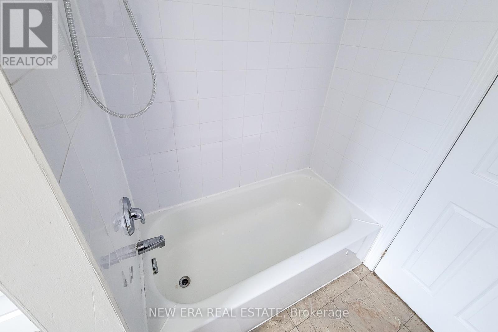 125 Sanford Avenue N, Hamilton, ON - Indoor Photo Showing Bathroom