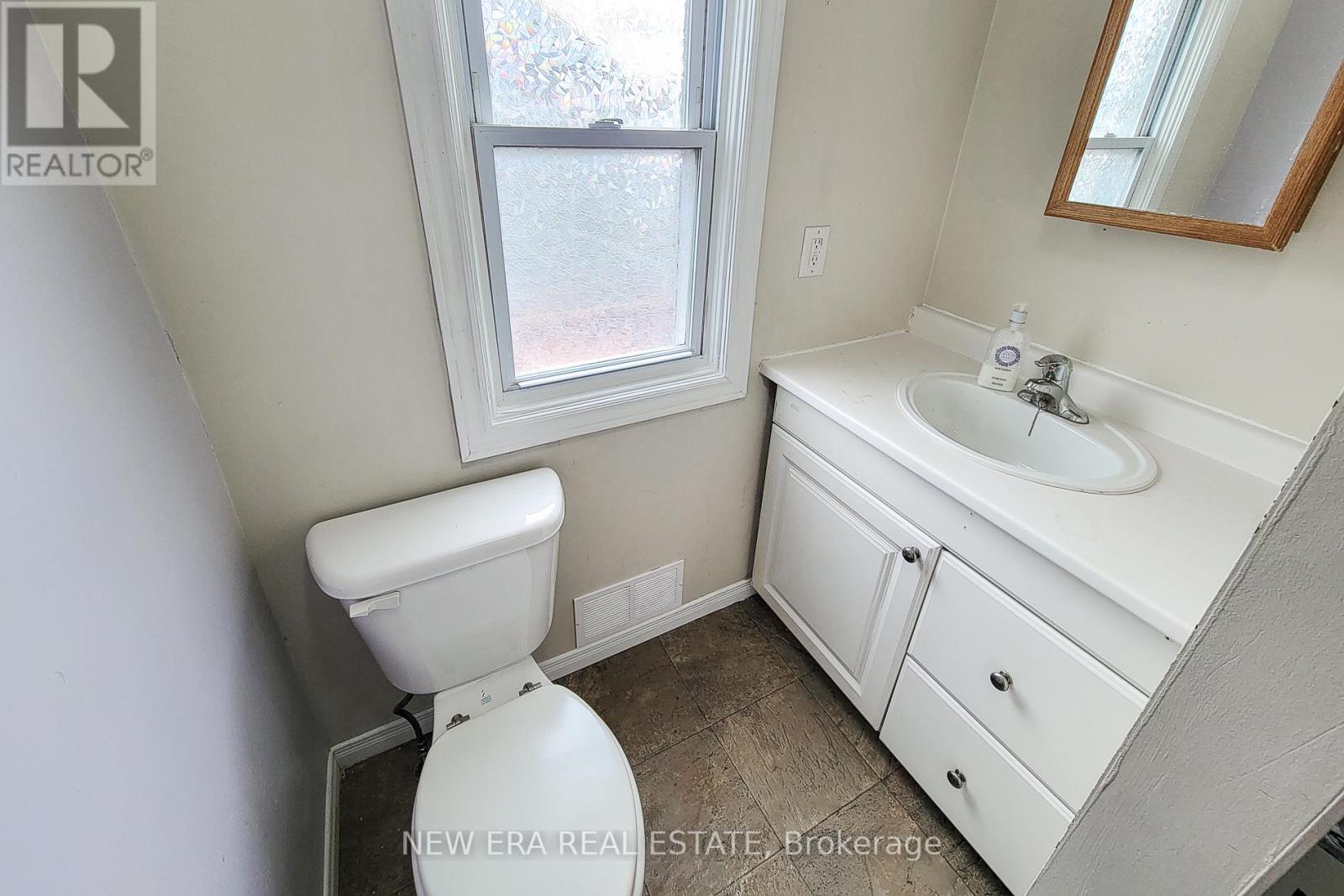 125 Sanford Avenue N, Hamilton, ON - Indoor Photo Showing Bathroom