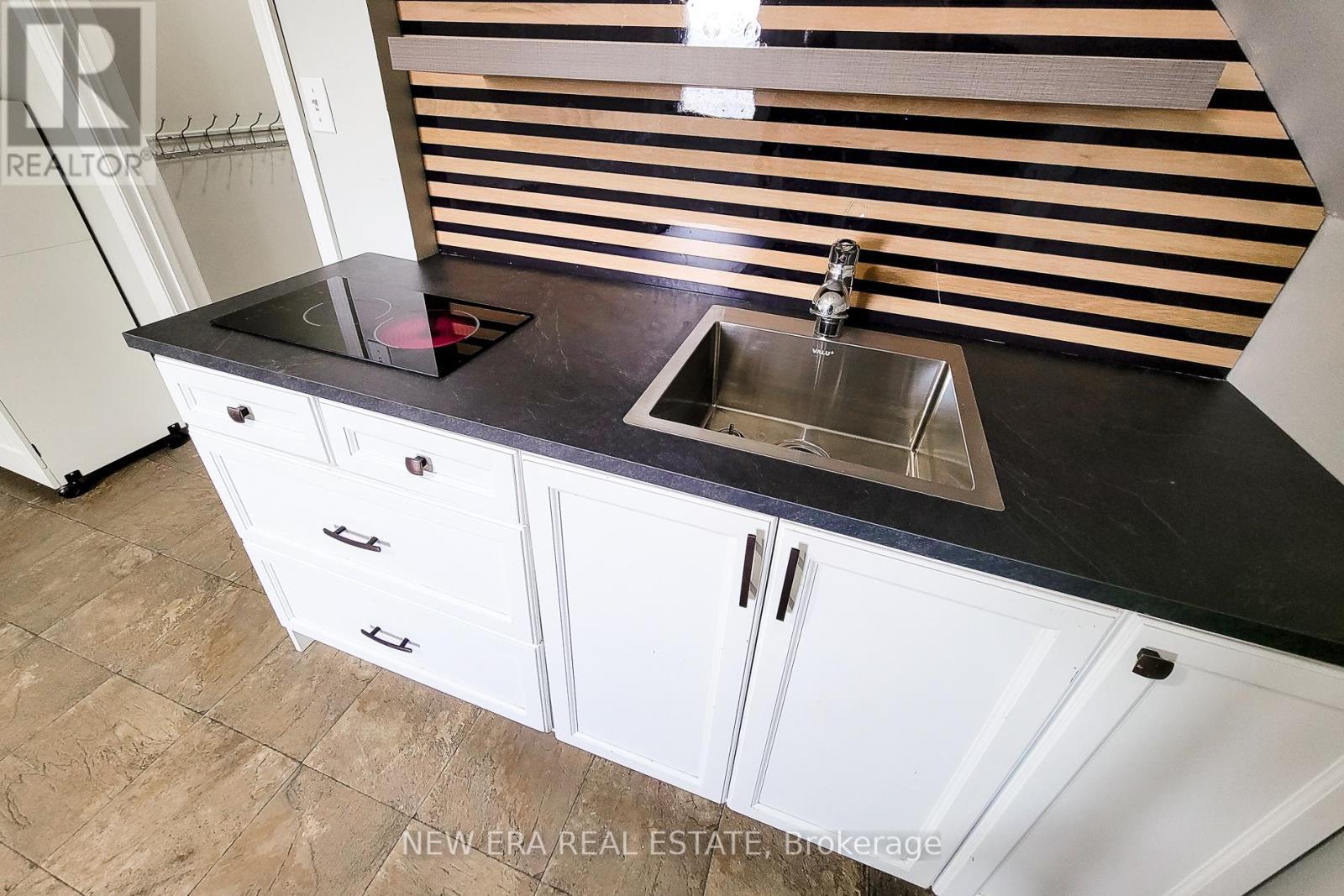 125 Sanford Avenue N, Hamilton, ON - Indoor Photo Showing Kitchen