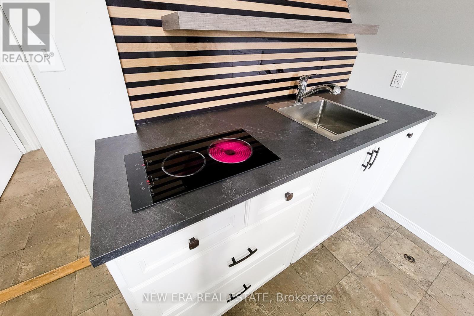 125 Sanford Avenue N, Hamilton, ON - Indoor Photo Showing Kitchen