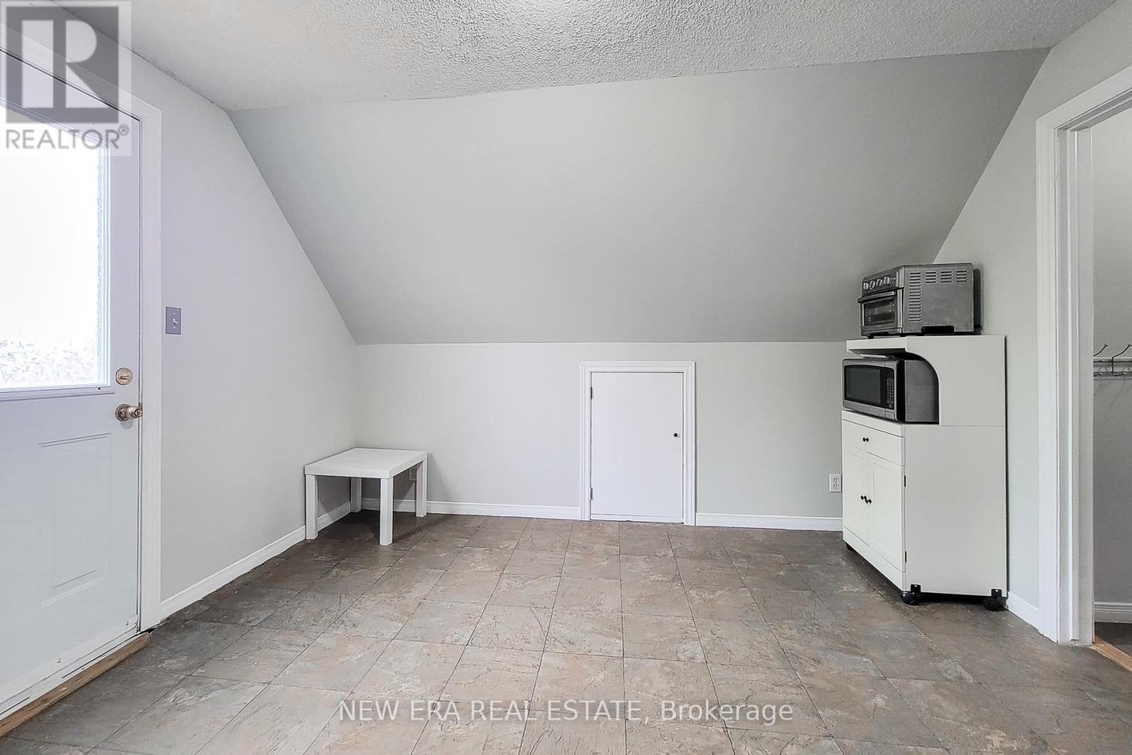 125 Sanford Avenue N, Hamilton, ON - Indoor Photo Showing Other Room