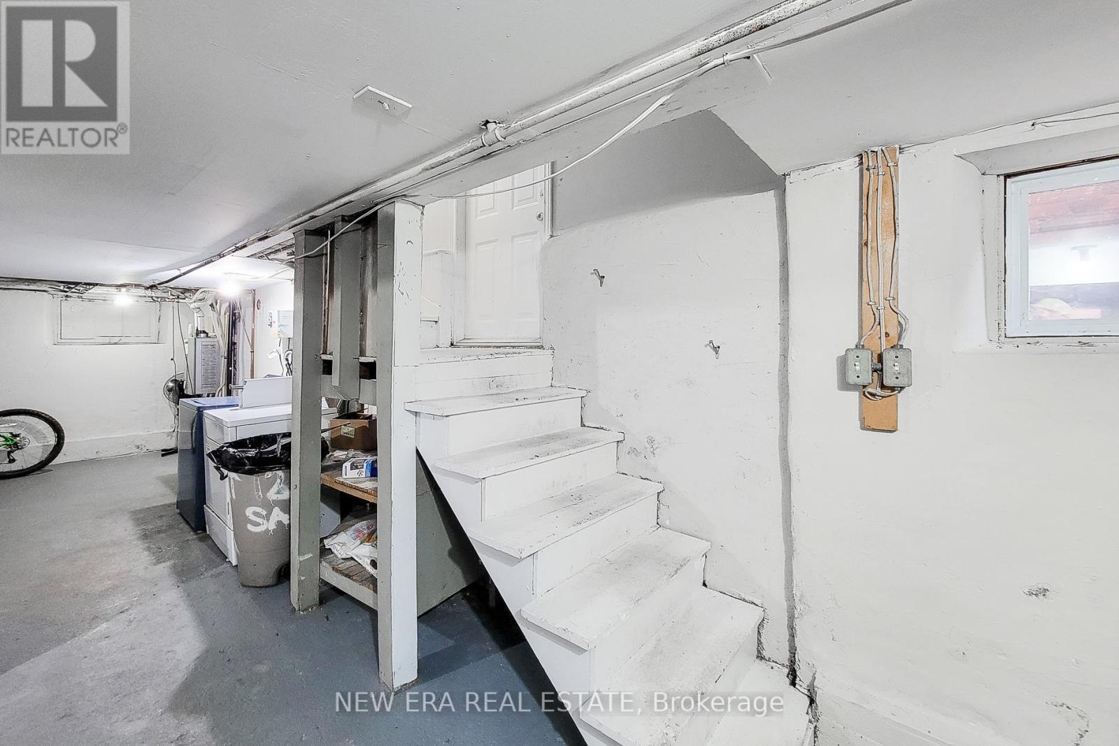 125 Sanford Avenue N, Hamilton, ON - Indoor Photo Showing Garage