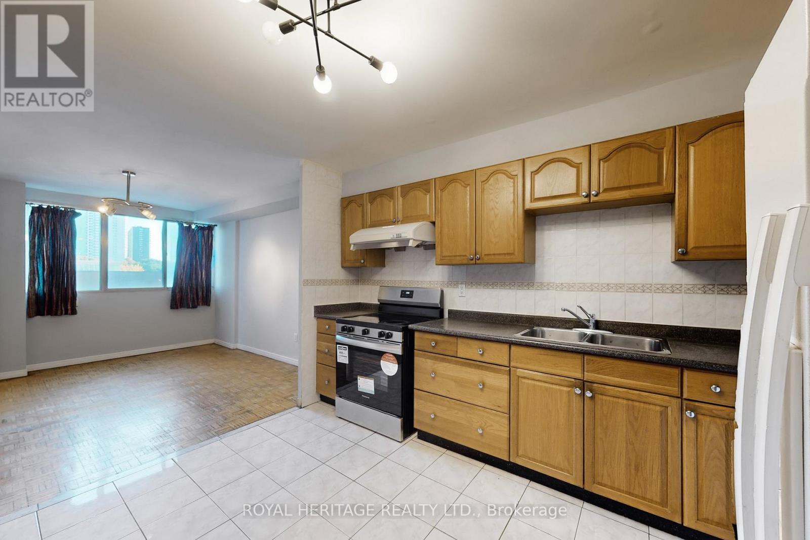 301 - 3 Massey Square, Toronto, ON - Indoor Photo Showing Kitchen With Double Sink