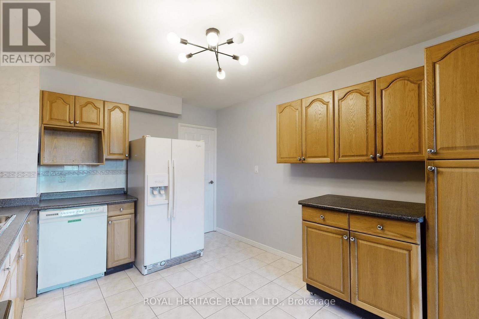 301 - 3 Massey Square, Toronto, ON - Indoor Photo Showing Kitchen