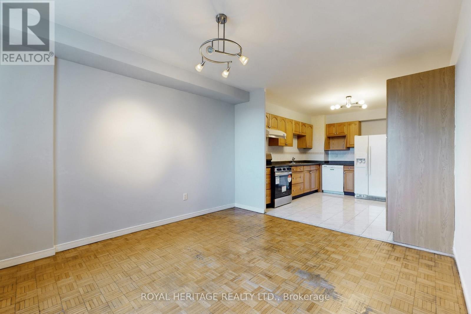 301 - 3 Massey Square, Toronto, ON - Indoor Photo Showing Kitchen