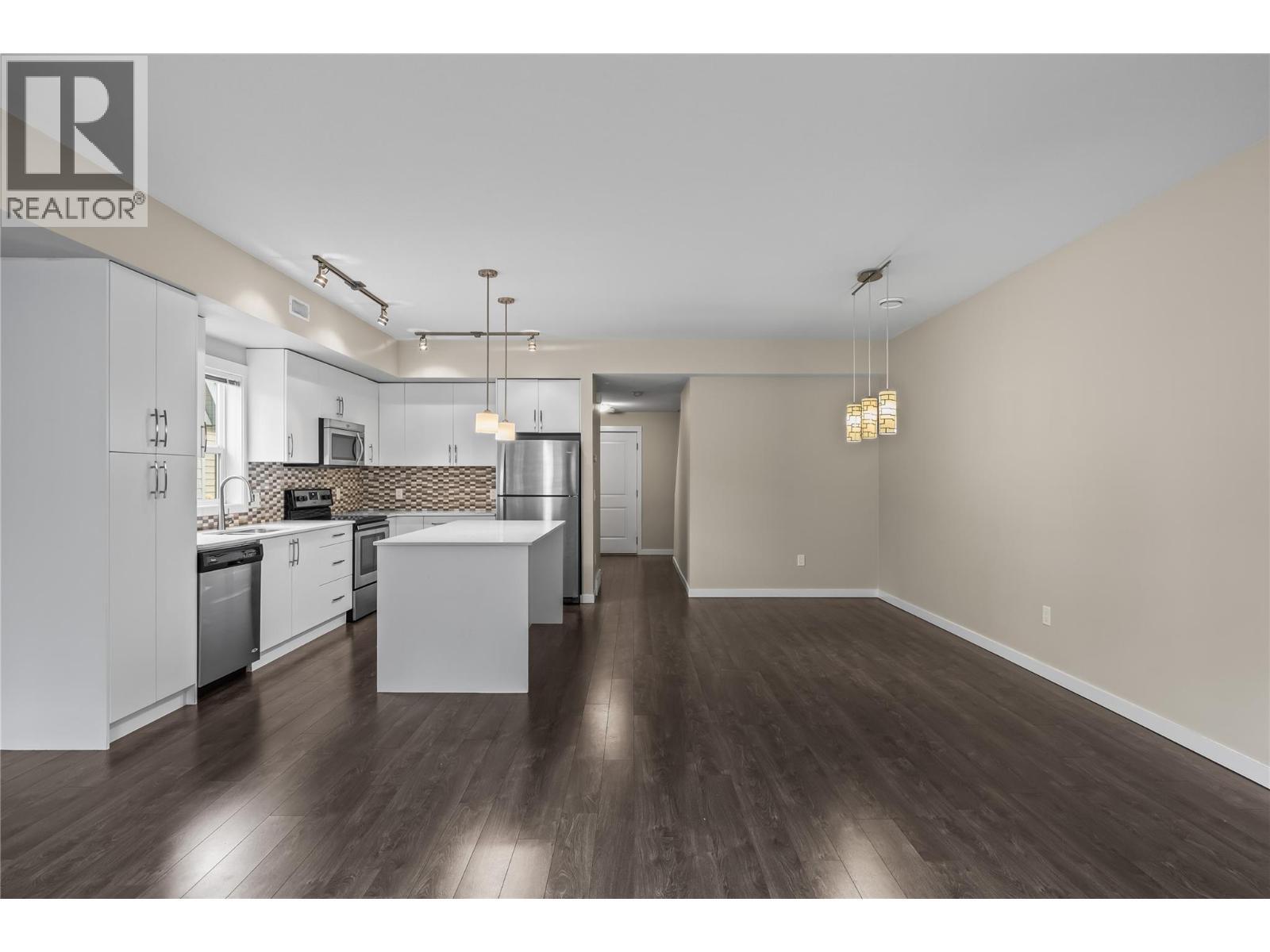 Kitchen, Living & Dining - 680 Old Meadows Road Unit# 86, Kelowna, BC - Indoor Photo Showing Kitchen