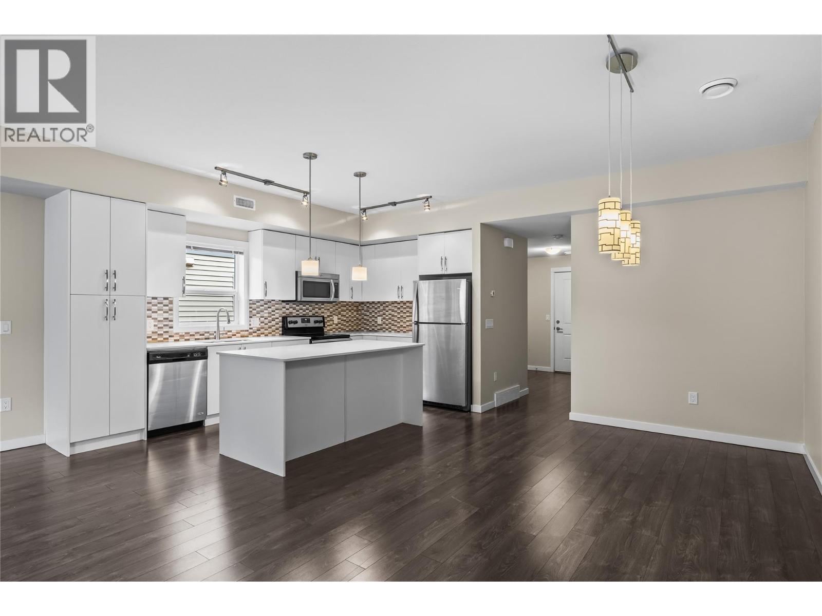 Kitchen & Dining - 680 Old Meadows Road Unit# 86, Kelowna, BC - Indoor Photo Showing Kitchen With Stainless Steel Kitchen With Upgraded Kitchen