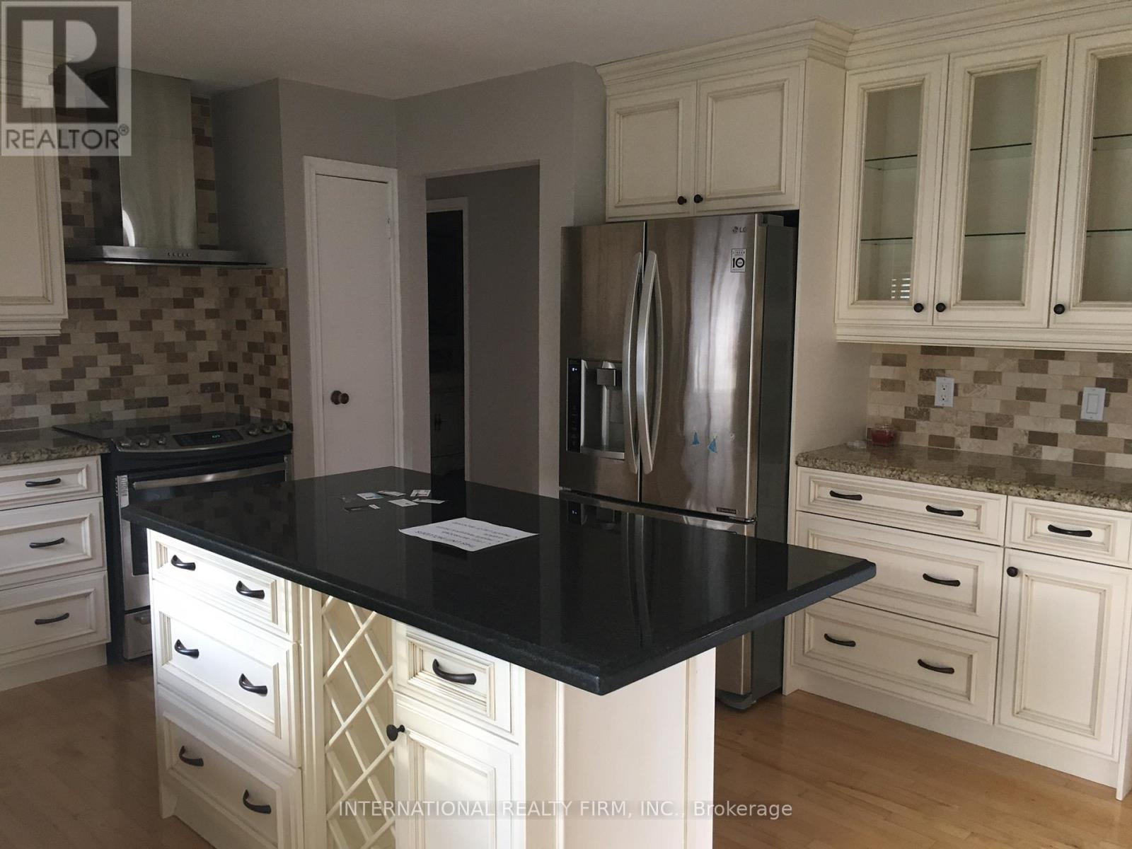 Kitchen - 174 Beech Street, Brampton, ON - Indoor Photo Showing Kitchen With Upgraded Kitchen