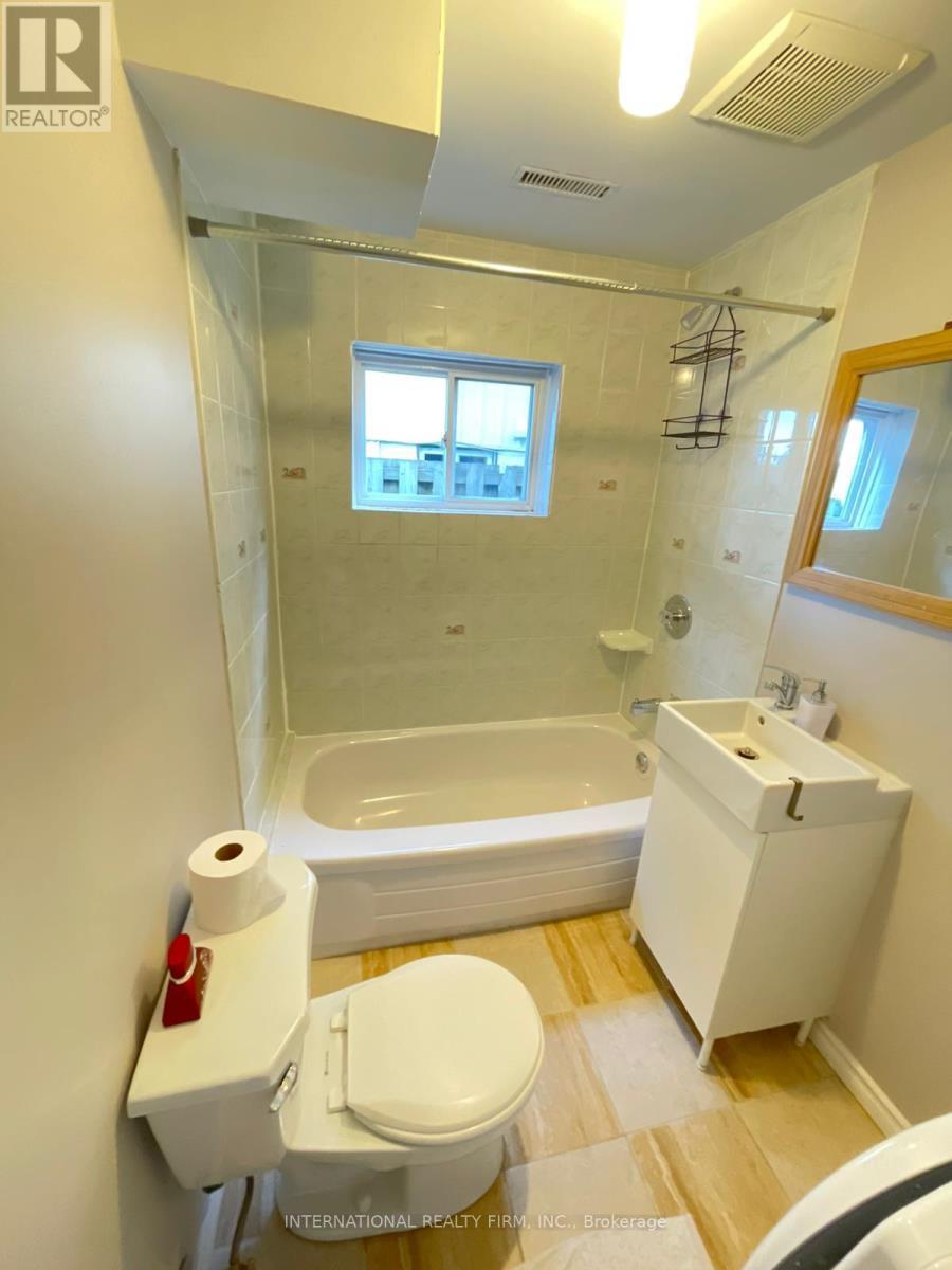 Second Bathroom - 174 Beech Street, Brampton, ON - Indoor Photo Showing Bathroom