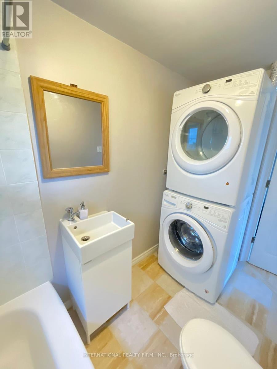 Laundry Combined w/Bathroom - 174 Beech Street, Brampton, ON - Indoor Photo Showing Laundry Room