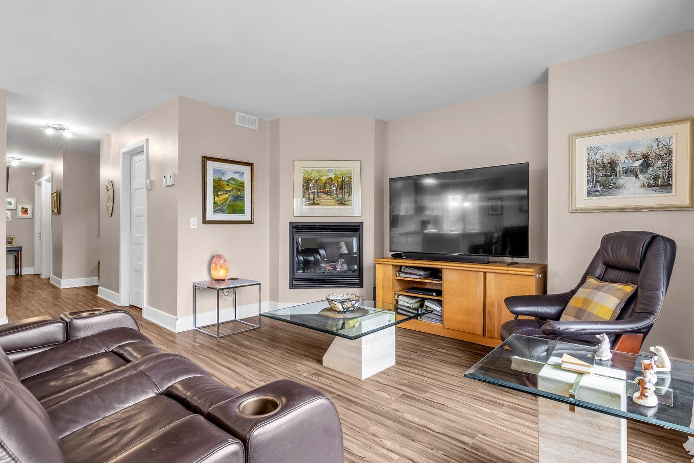 Living room - 204-4137 Rue Ouellette, Longueuil (Saint-Hubert), QC - Indoor Photo Showing Living Room With Fireplace