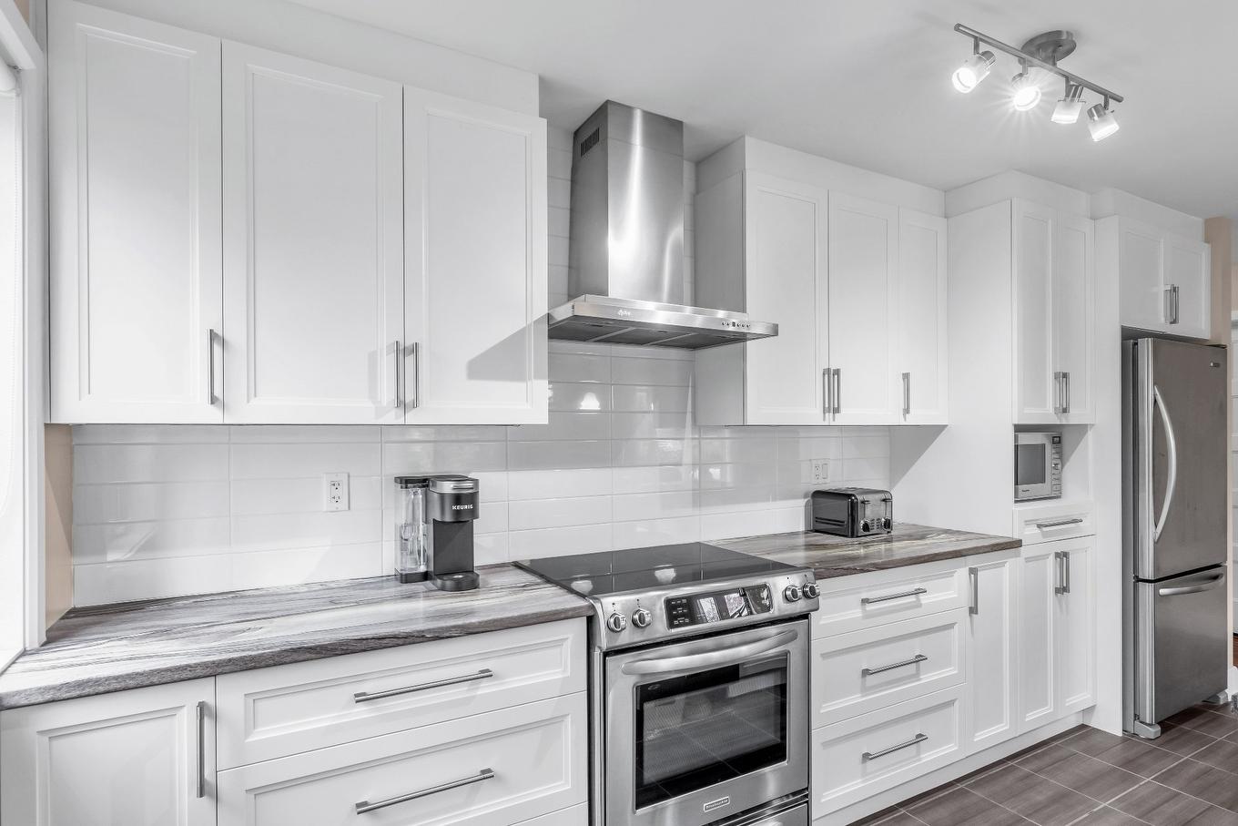 Kitchen - 204-4137 Rue Ouellette, Longueuil (Saint-Hubert), QC - Indoor Photo Showing Kitchen With Upgraded Kitchen