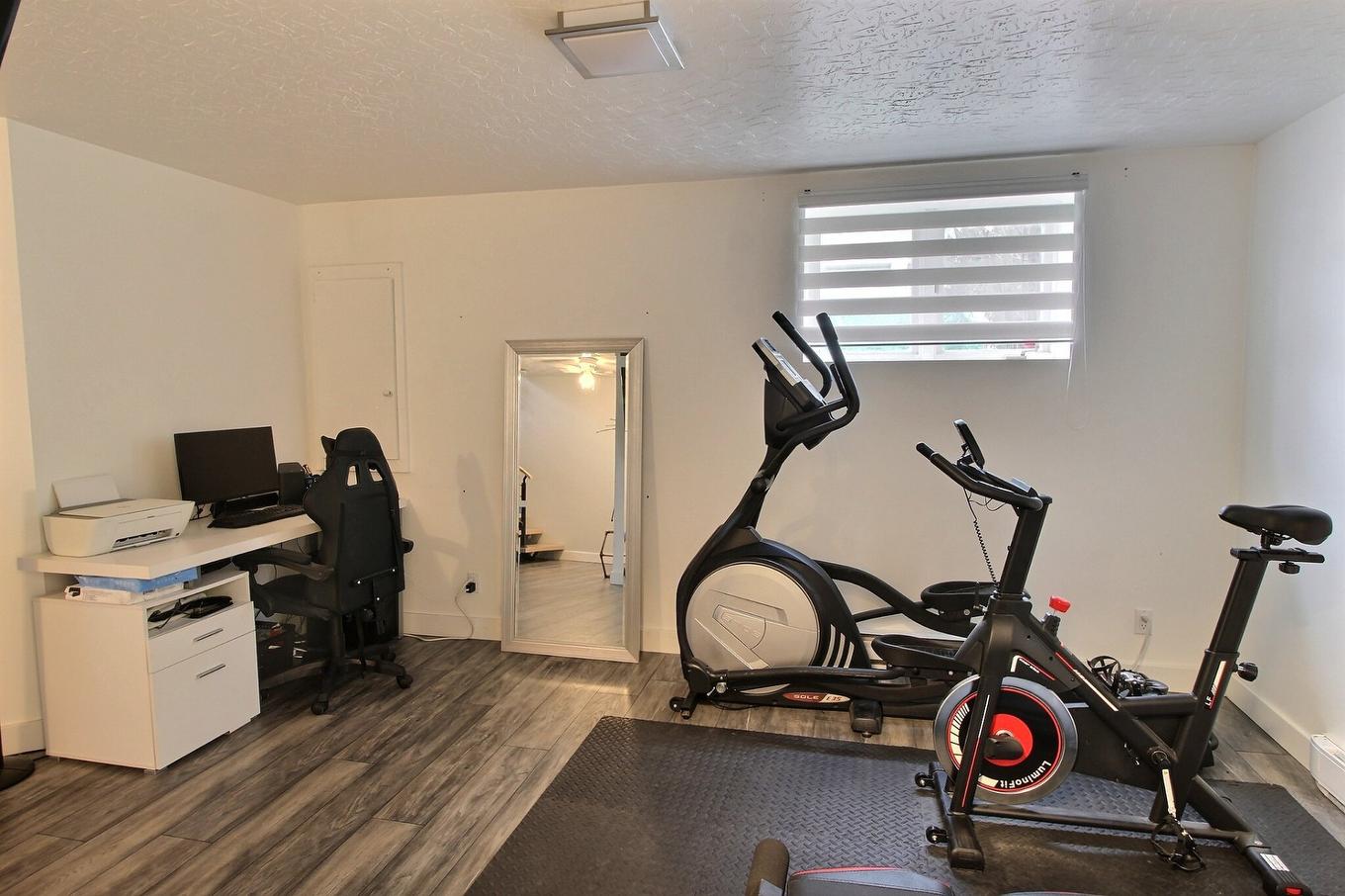 Family room - 13 Rue Desjardins, Rouyn-Noranda, QC - Indoor Photo Showing Gym Room