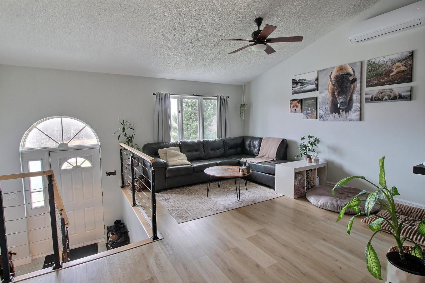 Living room - 13 Rue Desjardins, Rouyn-Noranda, QC - Indoor Photo Showing Living Room
