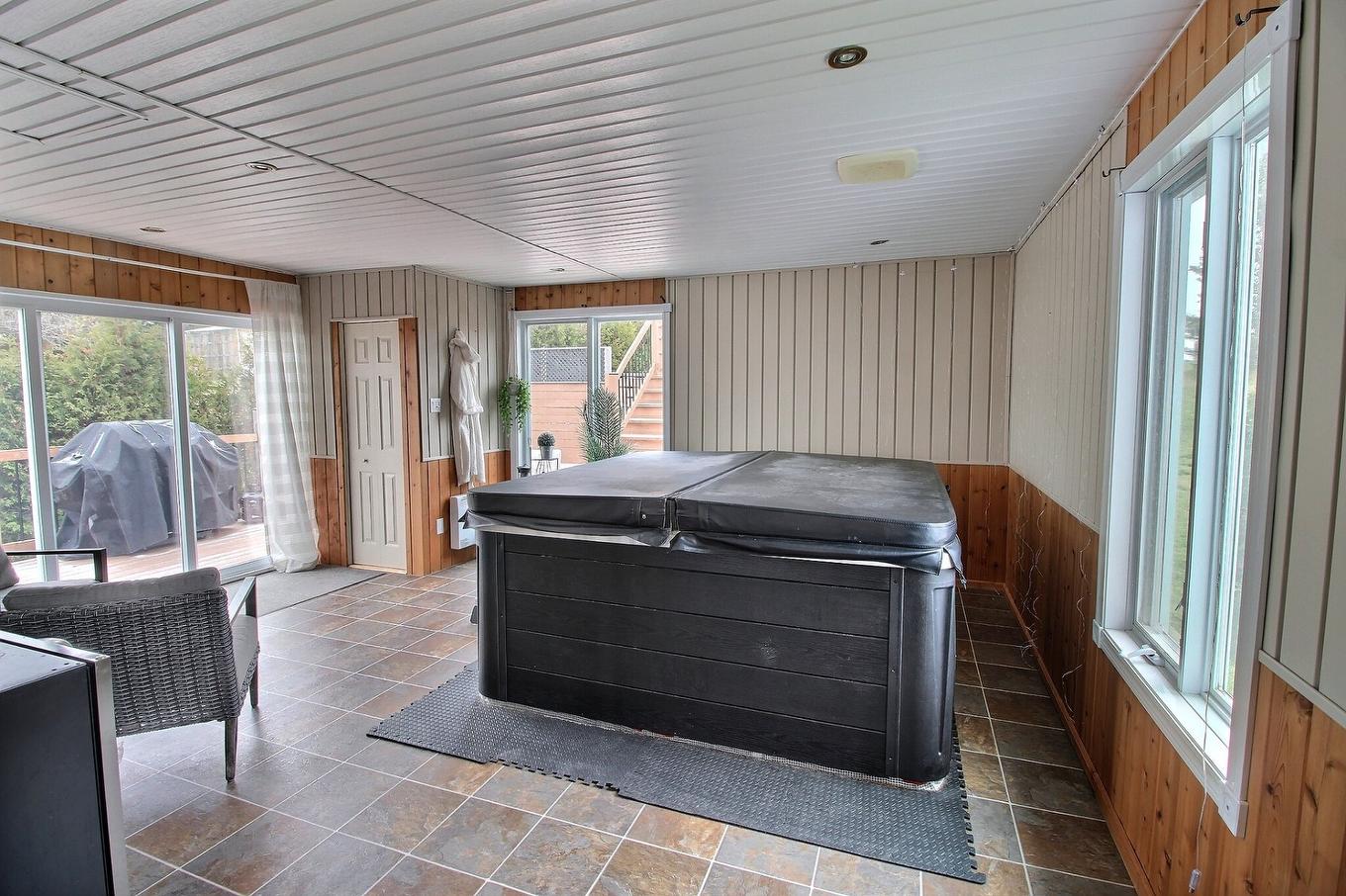 Solarium/Sunroom - 13 Rue Desjardins, Rouyn-Noranda, QC -