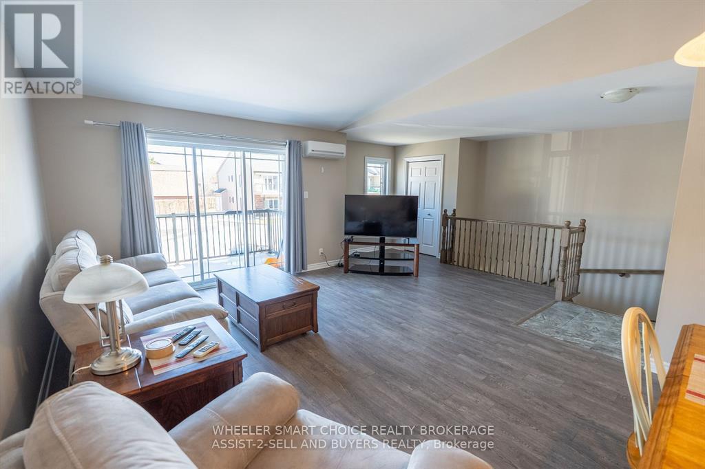 225 - 218 First Street E, Cornwall, ON - Indoor Photo Showing Living Room