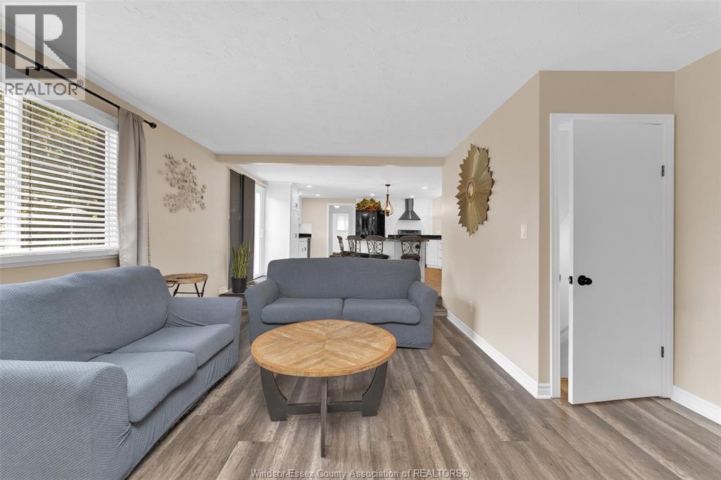 442 Baldoon Road, Chatham, ON - Indoor Photo Showing Living Room