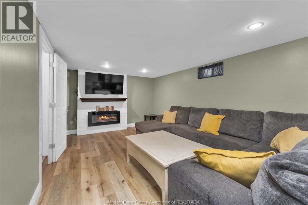 442 Baldoon Road, Chatham, ON - Indoor Photo Showing Living Room With Fireplace