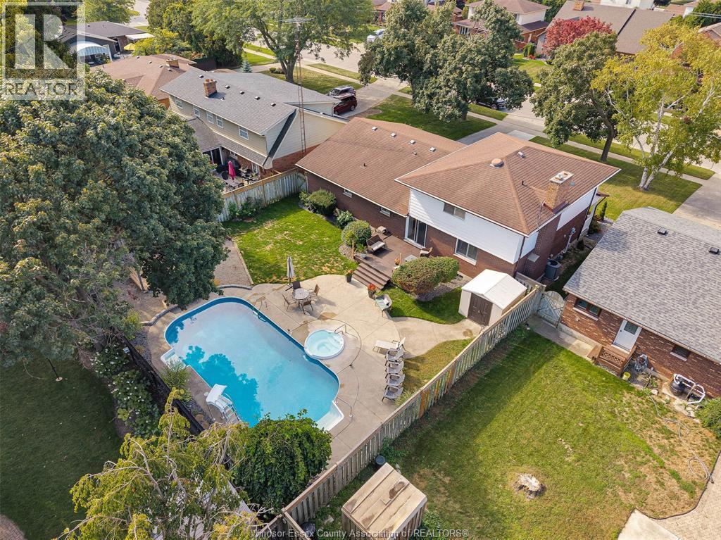 442 Baldoon Road, Chatham, ON - Outdoor With In Ground Pool