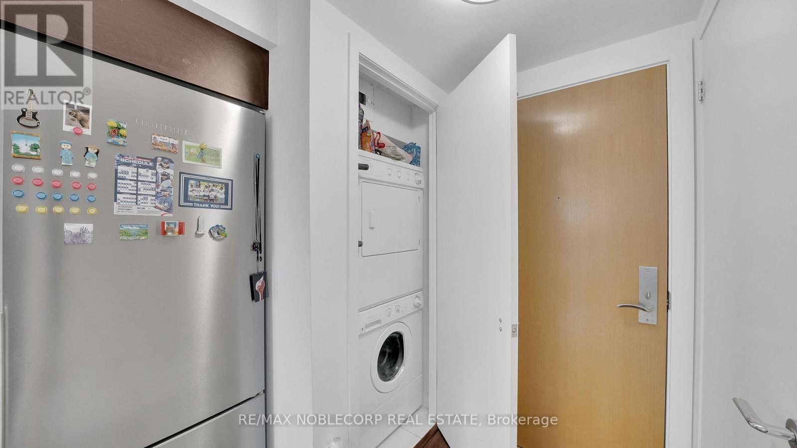810 - 375 King Street W, Toronto, ON - Indoor Photo Showing Laundry Room