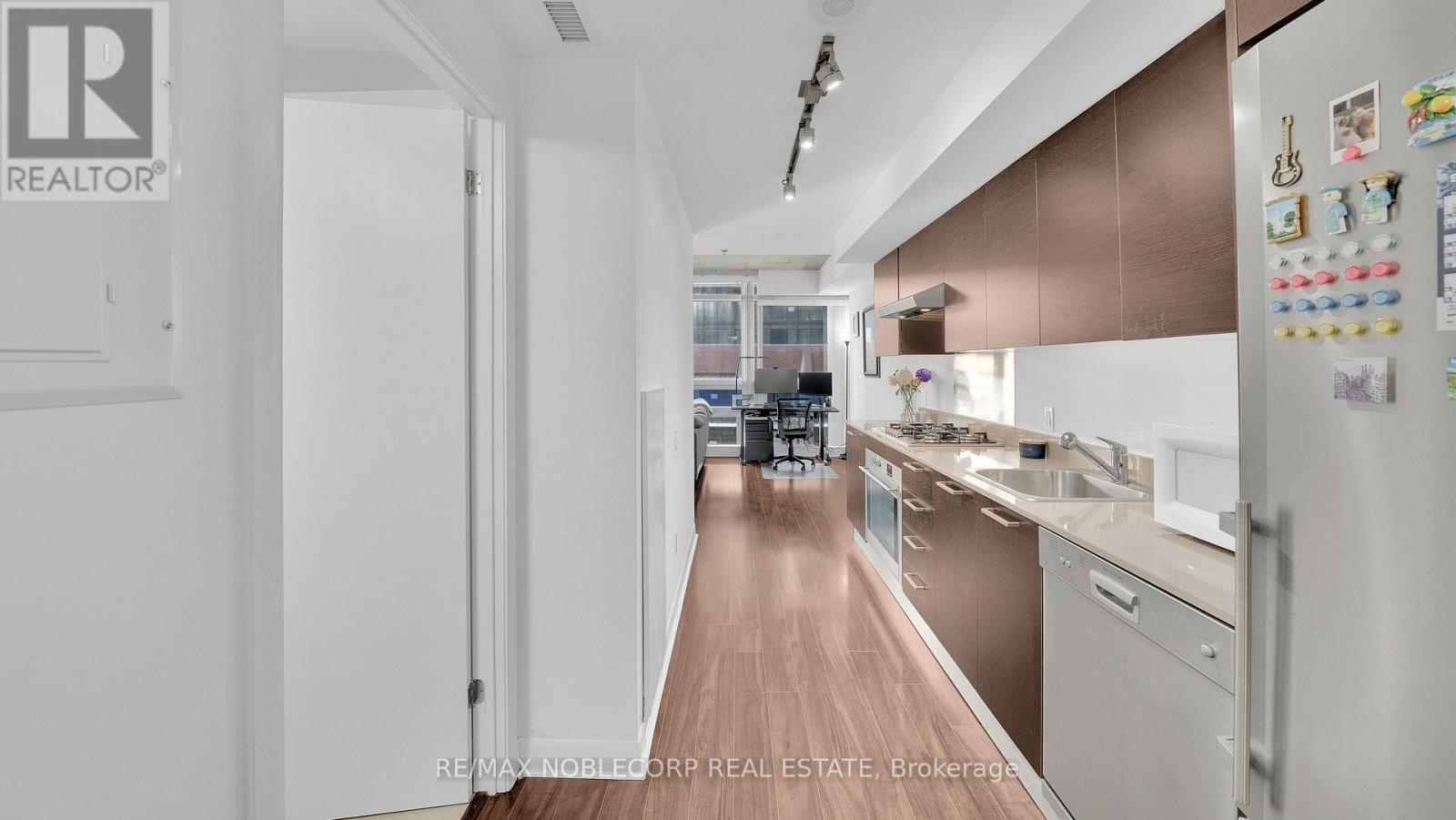 810 - 375 King Street W, Toronto, ON - Indoor Photo Showing Kitchen