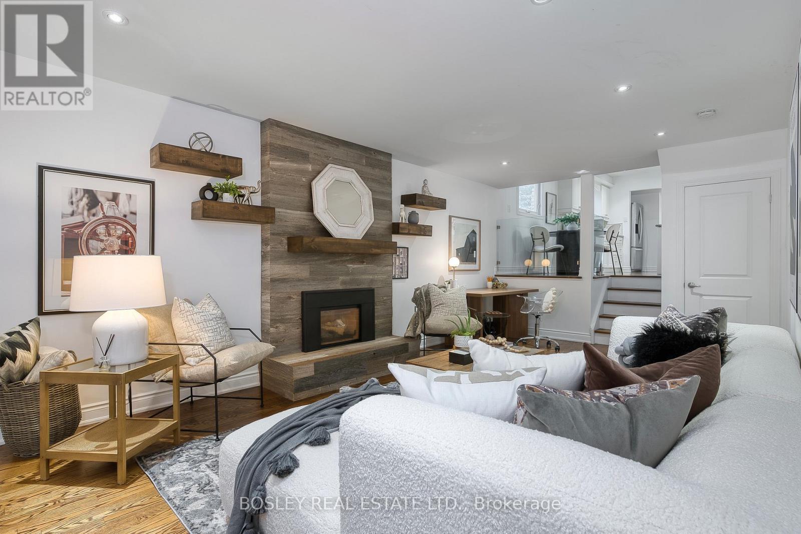 2972 Oslo Crescent, Mississauga, ON - Indoor Photo Showing Living Room With Fireplace