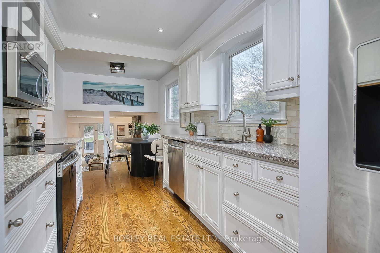 2972 Oslo Crescent, Mississauga, ON - Indoor Photo Showing Kitchen With Upgraded Kitchen