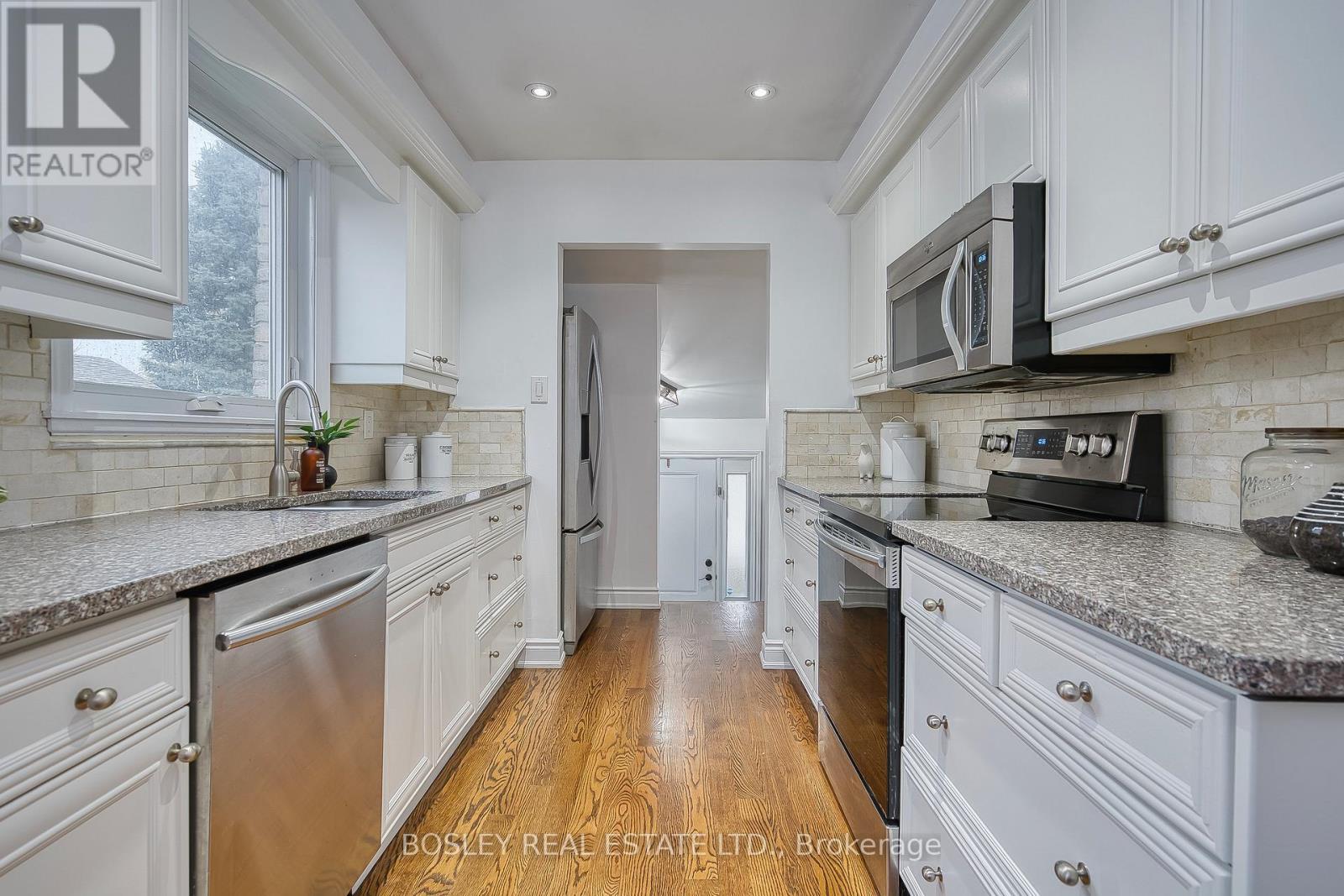 2972 Oslo Crescent, Mississauga, ON - Indoor Photo Showing Kitchen With Upgraded Kitchen