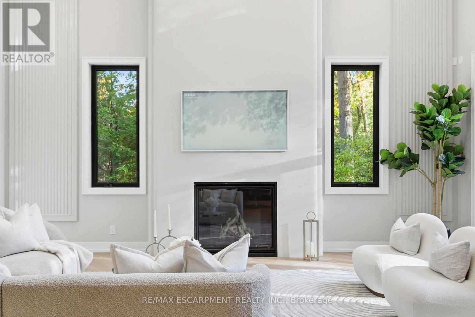 1380 Birchwood Heights Drive, Mississauga, ON - Indoor Photo Showing Living Room With Fireplace