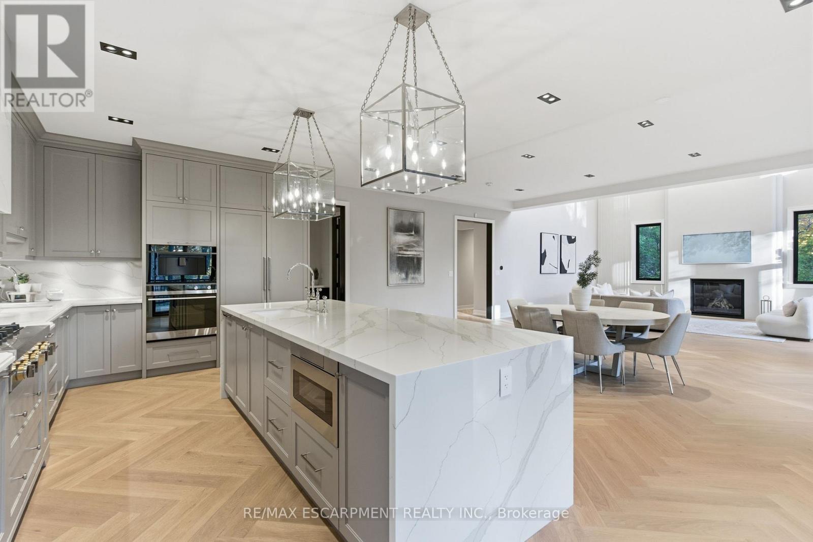 1380 Birchwood Heights Drive, Mississauga, ON - Indoor Photo Showing Kitchen With Upgraded Kitchen