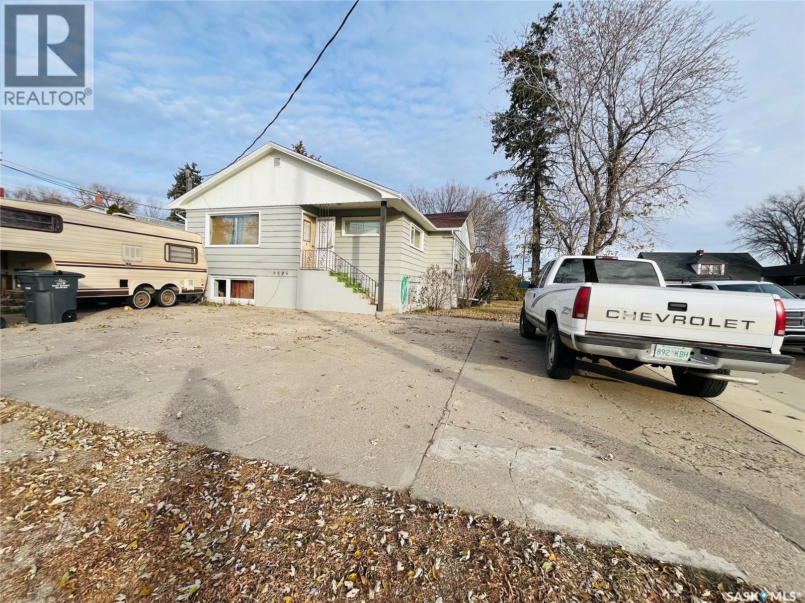 335 Chaplin Street W, Swift Current, SK - Outdoor