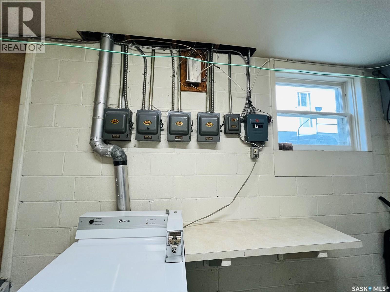 335 Chaplin Street W, Swift Current, SK - Indoor Photo Showing Laundry Room
