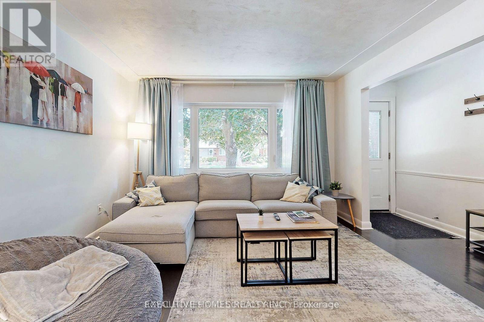 2221 Ghent Avenue, Burlington, ON - Indoor Photo Showing Living Room