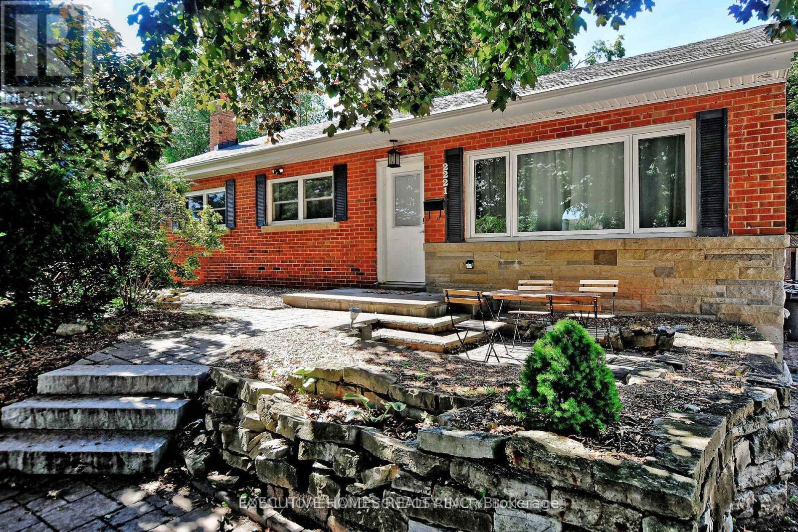 2221 Ghent Avenue, Burlington, ON - Outdoor