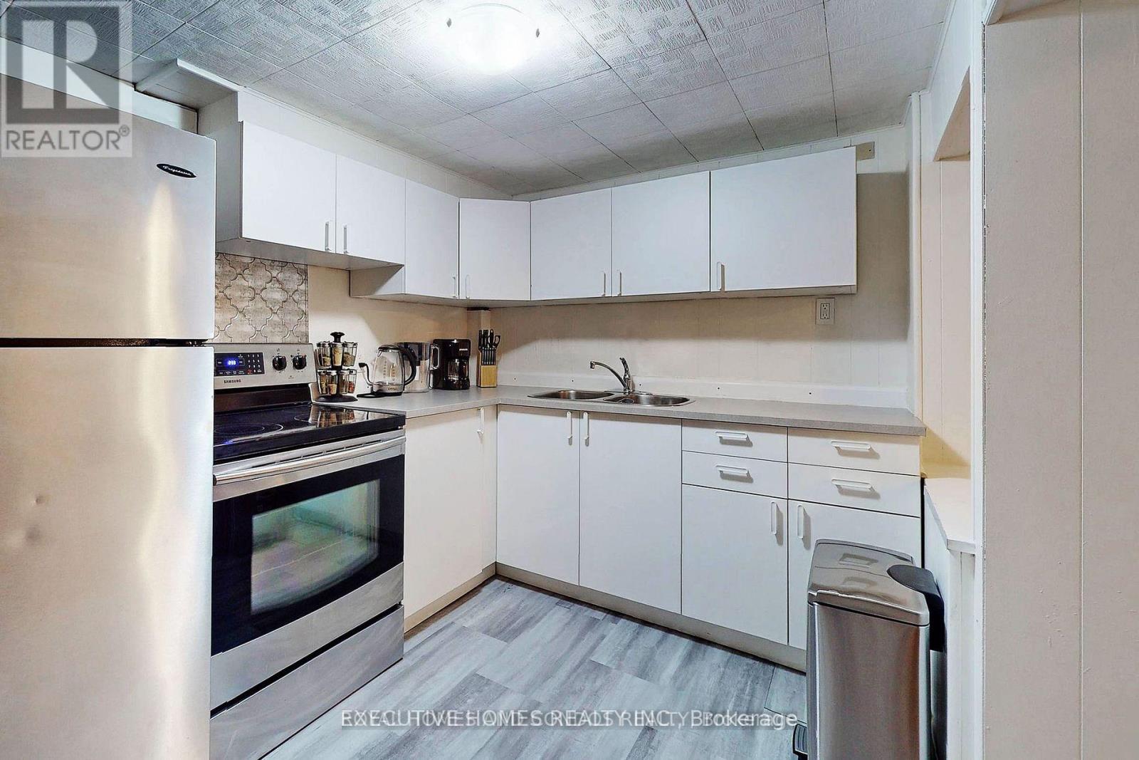 2221 Ghent Avenue, Burlington, ON - Indoor Photo Showing Kitchen With Double Sink
