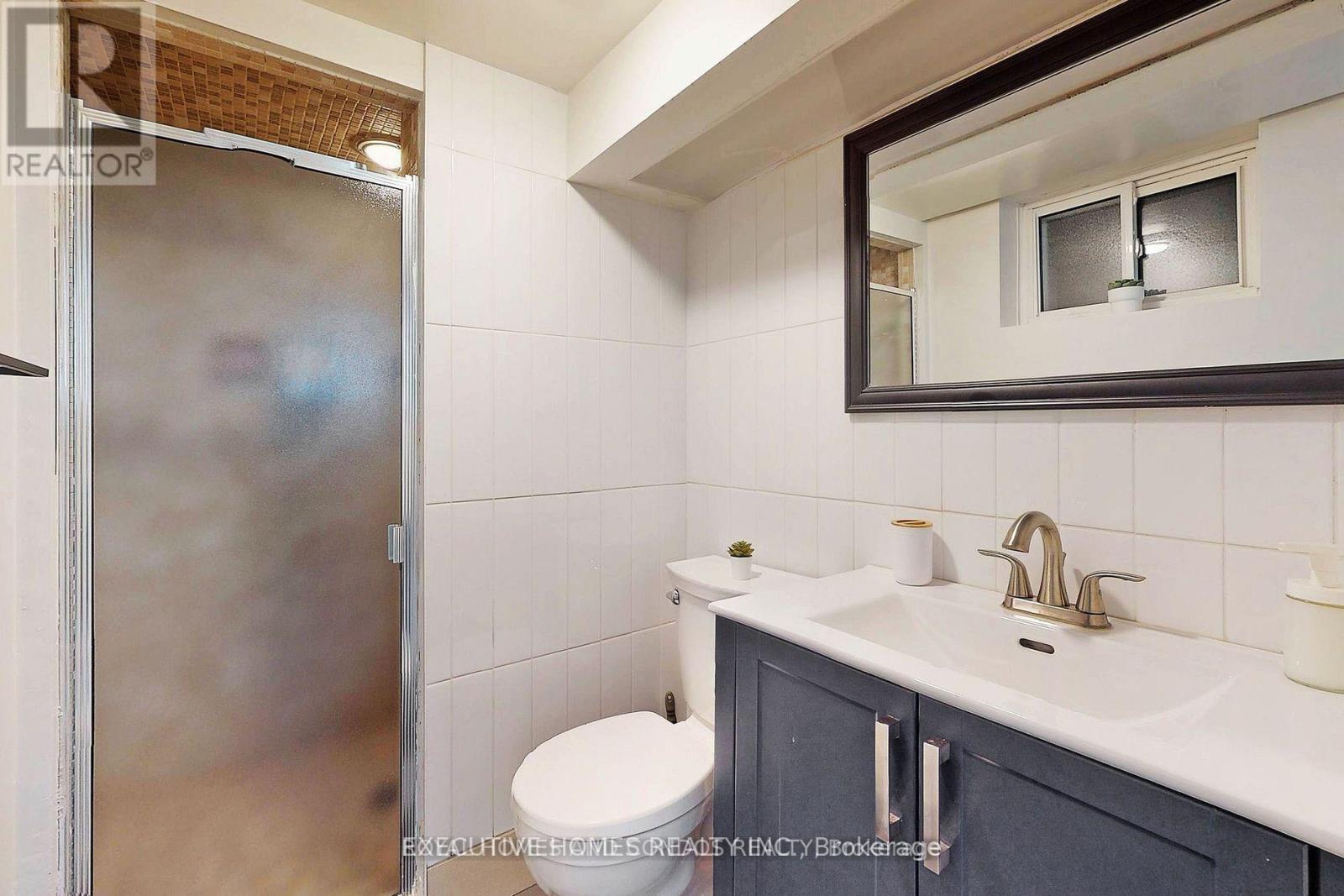 2221 Ghent Avenue, Burlington, ON - Indoor Photo Showing Bathroom
