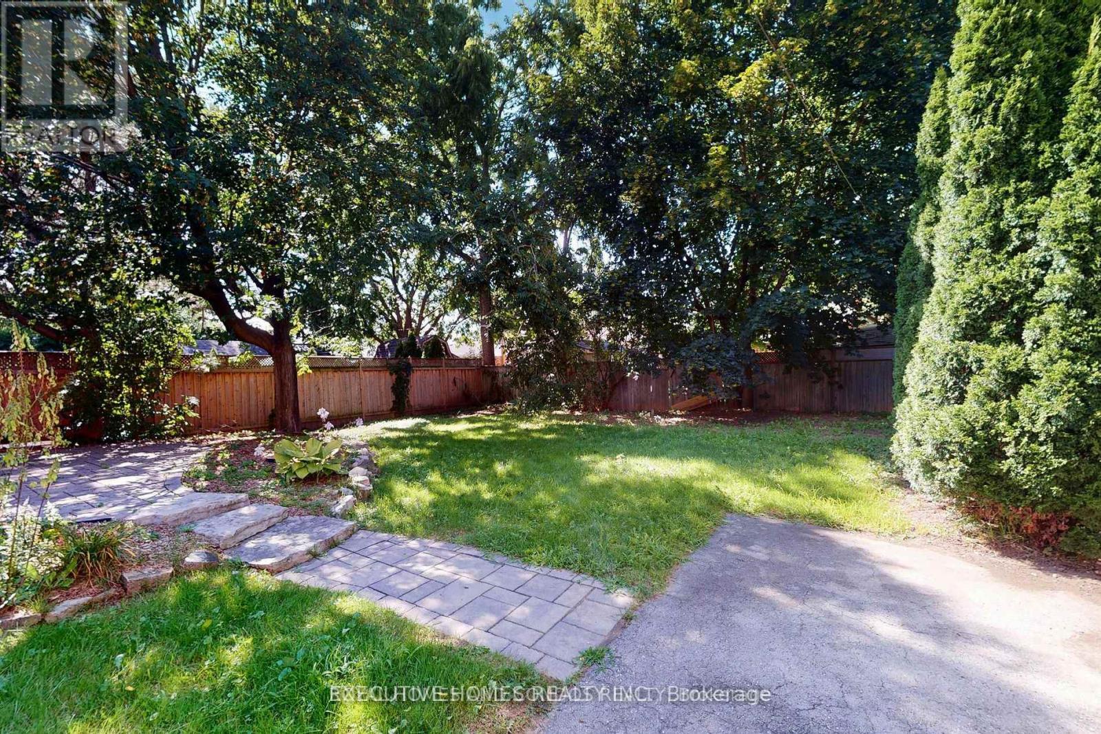 2221 Ghent Avenue, Burlington, ON - Outdoor With Backyard