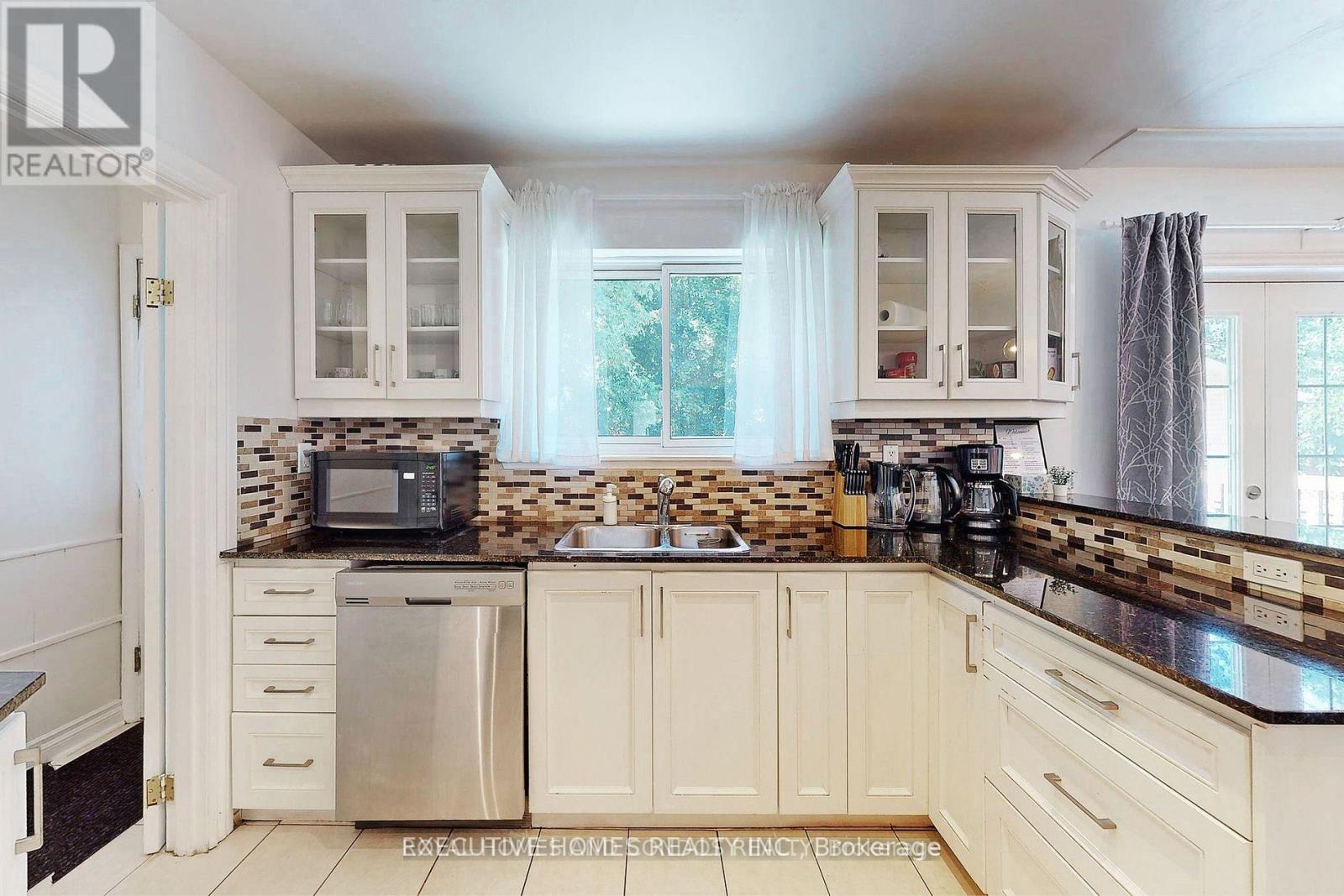 2221 Ghent Avenue, Burlington, ON - Indoor Photo Showing Kitchen With Double Sink