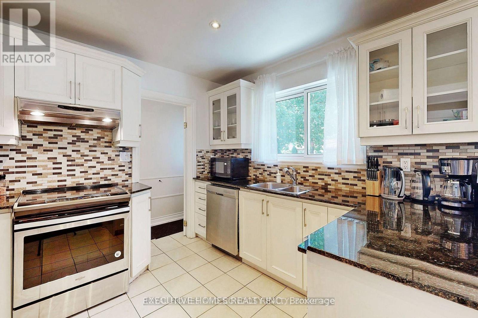 2221 Ghent Avenue, Burlington, ON - Indoor Photo Showing Kitchen With Double Sink