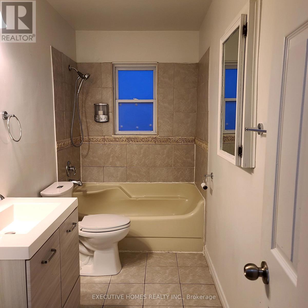 2221 Ghent Avenue, Burlington, ON - Indoor Photo Showing Bathroom